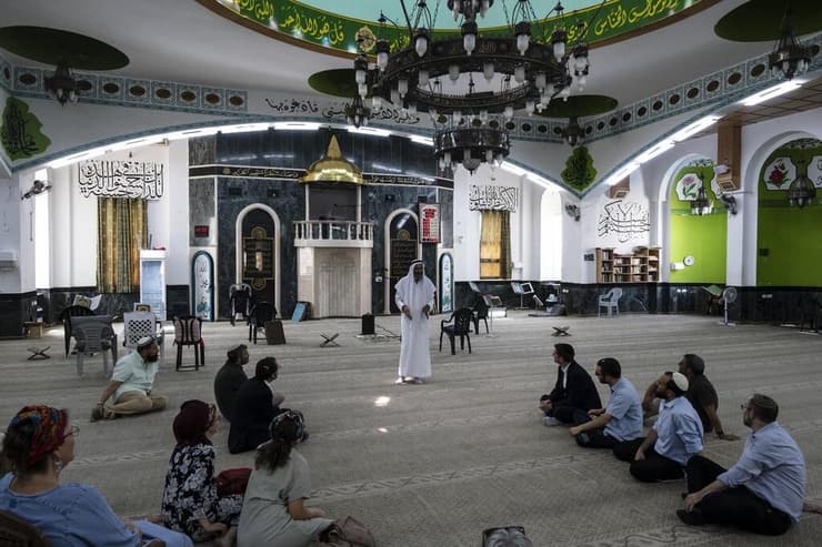 ביקור רבנים ורבניות במסגד אל-נור ברהט. "לכבד ולהכיר בזהויות העמוקות של שכנינו" (צילום: באדיבות הרב יעקב נגן) ביקור רבנים ורבניות במסגד אל-נור ברהט