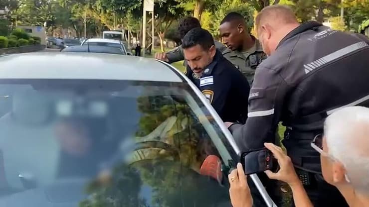 רגעי המעצר של מפגין מול ביתו של אמיר אוחנה 