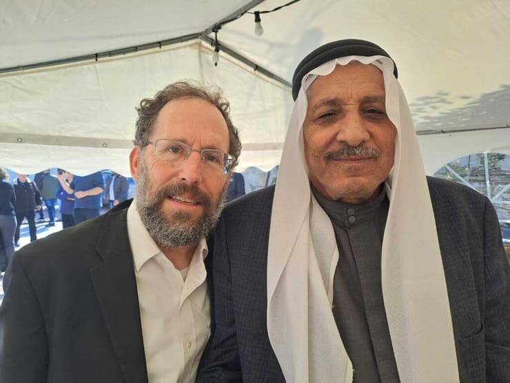 הרב נגן בביקור בסוכת האבלים אצל משפחתו של אחמד אבו לטיף, שנפל במלחמה הרב נגן בביקור בסוכת האבלים אצל משפחתו של אחמד אבו לטיף