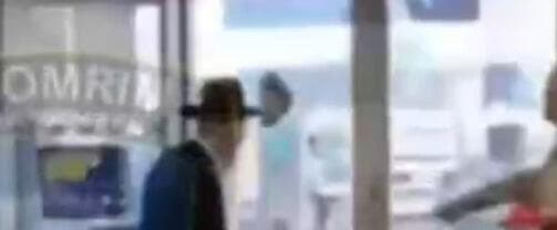 הקופסה נזרקת לעבר הרב