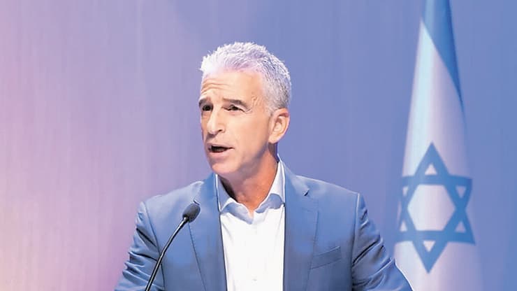 ברנע. ביקש להמשיך בהעברות למשך חודשיים נוספים, שבועיים לפני 7 באוקטובר (צילום: המוסד) ראש המוסד דוד (דדי) ברנע בכנס לרגל 50 שנה למלחמת יום כיפור