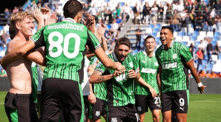 שחקני ססואולו חוגגים ניצחון (IMAGO) שחקני ססואולו חוגגים ניצחון