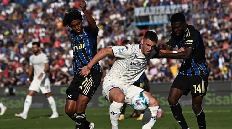 רוברטו פיקולי בין שחקני פיזה (IMAGO) רוברטו פיקולי בין שחקני פיזה