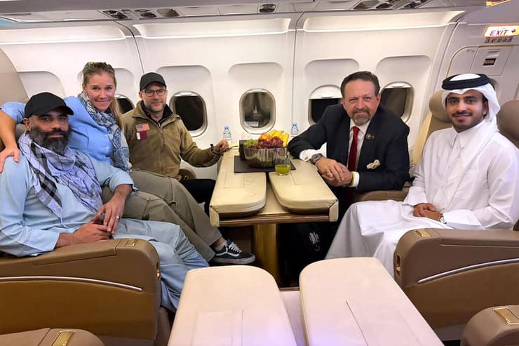 אמירי (משמאל), במטוס שהמריא מאפגניסטן (צילום: QATARI MINISTRY OF FOREIGN AFFAIRS / AFP) ארה"ב ה טליבאן שחרר אזרח אמריקני שכלוא ב אפגניסטן