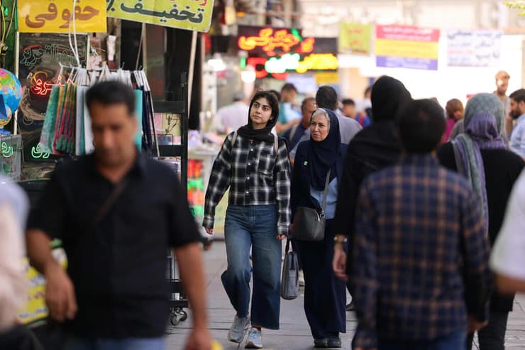 רחובות טהרן ב איראן אחרי החזרת ה סנקציות הבינלאומיות