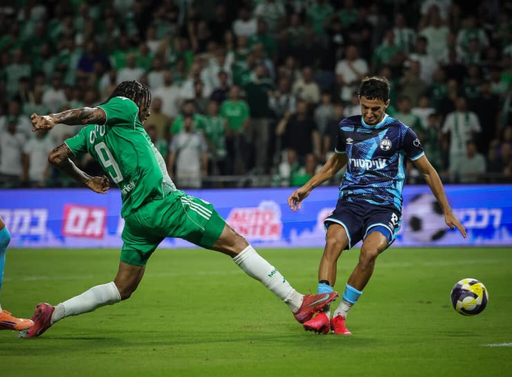 גיא מזרחי מול טריבנטה סטיוארט (צילום: עוז מועלם ) גיא מזרחי מול טריבנטה סטיוארט