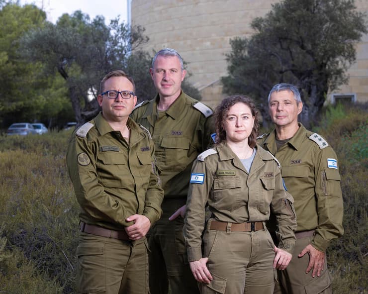 מימין: דובר צה"ל בשפה הצרפתית, אל"מ (מיל') אוליבייה רפוביץ', דוברת צה"ל בשפה הרוסית, רס"ן (מיל') אנה אוקולוב, דובר צה"ל בשפה הפורטוגזית, רס"ן (מיל') רפי רוזנשיין ודובר צה"ל בשפה הספרדית, רס"ן (מיל') רוני קפלן