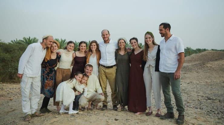 ישי צור סמ"פ  בגדוד בארי בתמונה עם משפחתו 