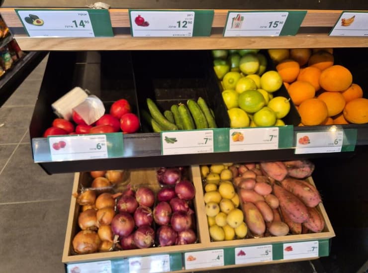 ירקות בסניף ספאר. זולים יחסים לרשתות העירוניות (צילום: מירב קריסטל) ירקות סניף ספאר בתל אביב