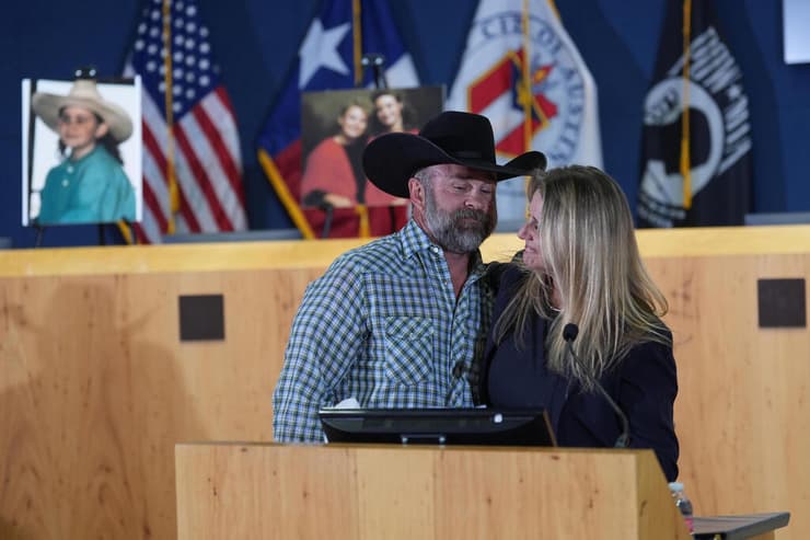 טקסס רצח חנות יוגורט מצבה לזכר הנרצחות אנג'י ושון איירס