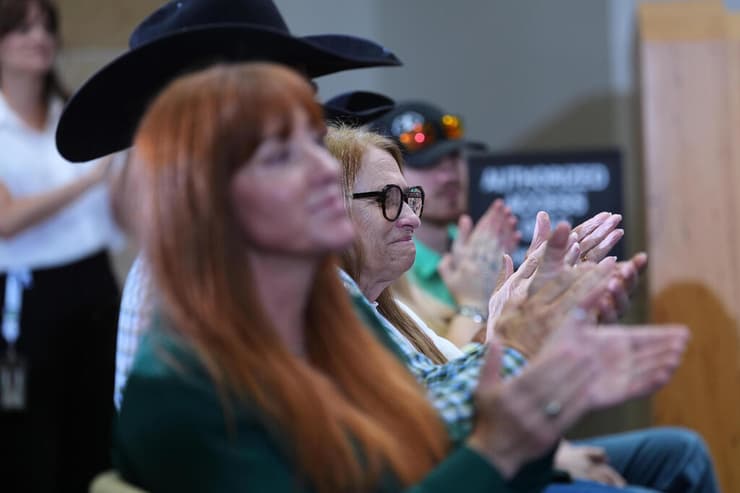 טקסס רצח חנות יוגורט בני משפחות הקורבנות מסיבת עיתונאים