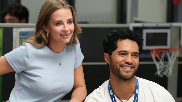 מתוך "משרד הרישוי" (צילום: באדיבות CBS) מתוך "משרד הרישוי"