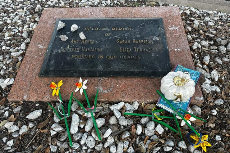 טקסס רצח חנות יוגורט מצבה לזכר הנרצחות