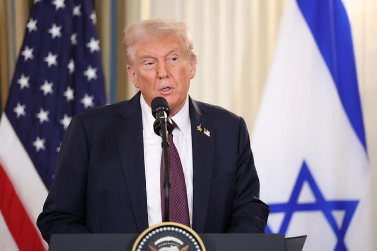 טראמפ בבית הלבן, בזמן פגישתו עם נתניהו. בישראל מעריכים שירצה "לחגוג" את ההישג ( צילום: ANDREW CABALLERO-REYNOLDS / AFP) טראמפ ונתניהו במסיבת עיתונאים בבית הלבן