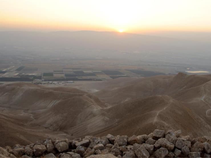 השמש עולה על פסגת הסרטבה