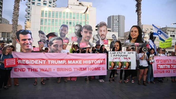 הפגנה של מחאת הנשים מול השגרירות בתל אביב