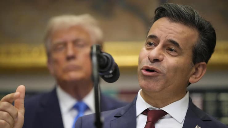 "לא נמשיך לאשר חיסונים חדשים בלי בדיקה יסודית". פרופ' מרטי מקארי (צילום: AP Photo/Mark Schiefelbein) פרופ' מרטי מקארי