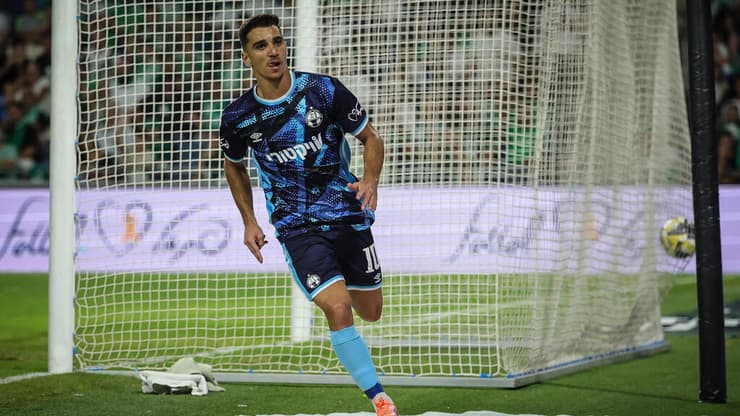 ביטון חוגג (צילום: עוז מועלם) דן ביטון