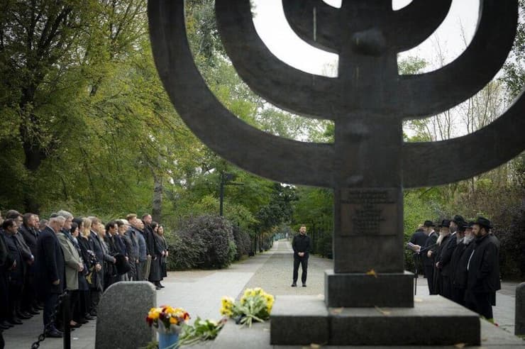 הנשיא זלנסקי מול האנדרטה בטקס