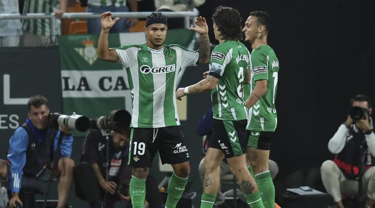 שחקני בטיס חוגגים עם קוצ'ו הרננדס (IMAGO) שחקני בטיס חוגגים עם קוצ'ו הרננדס