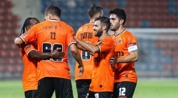 שחקני בני יהודה חוגגים