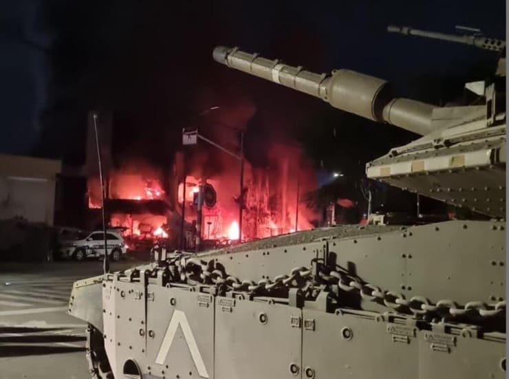 טנק של גדוד 53 מגיע לקרב במשטרת שדרות 