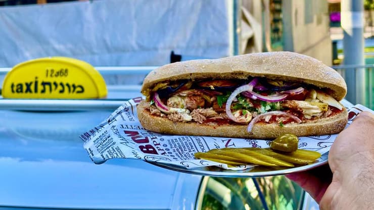 הסנדוויץ הטוניסאי. מאפה הבלקן (צילום: קובי רובין) הסנדוויץ הטוניסאי. מאפה הבלקן