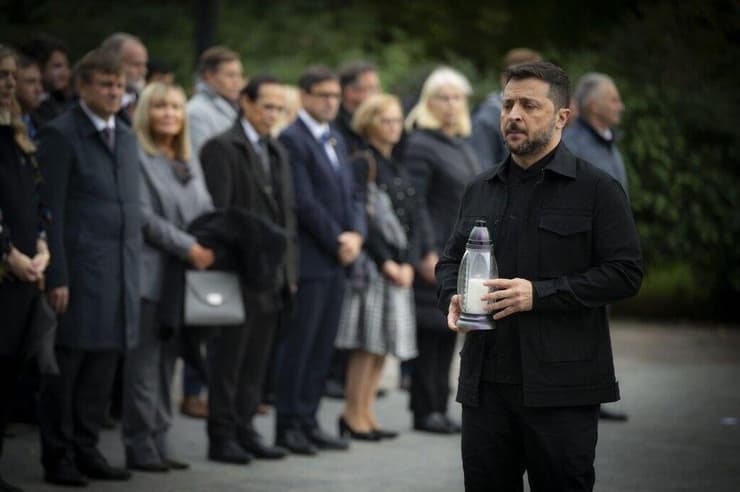 הנשיא זלנסקי ליד האנדרטה