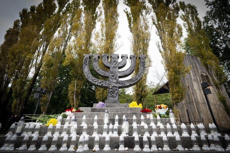 נרות על האנדרטה