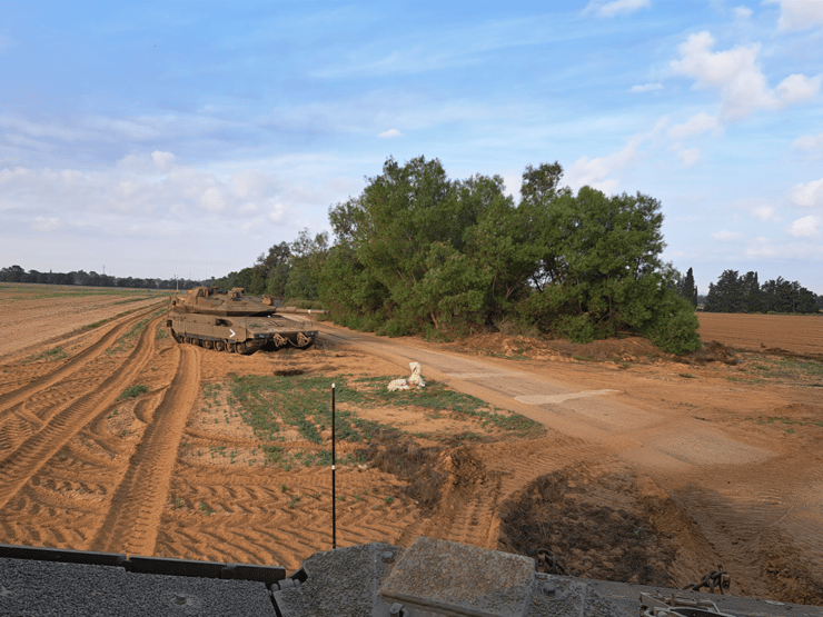 הטנקים של גדוד 53 סמוך לניר יצחק בבוקר שאחרי מתקפת הפתע בשבעה באוקטובר