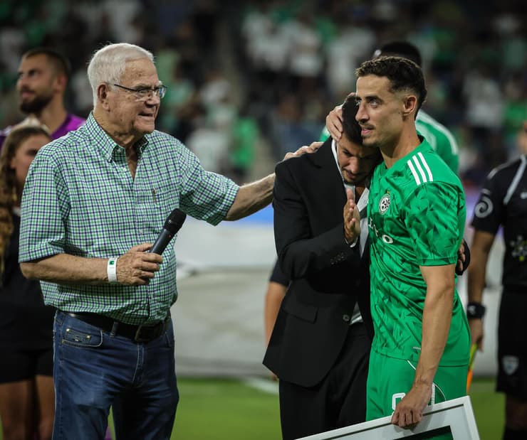 יעקב שחר לצד סאן מנחם ודולב חזיזה (צילום: עוז מועלם ) יעקב שחר לצד סאן מנחם ודולב חזיזה