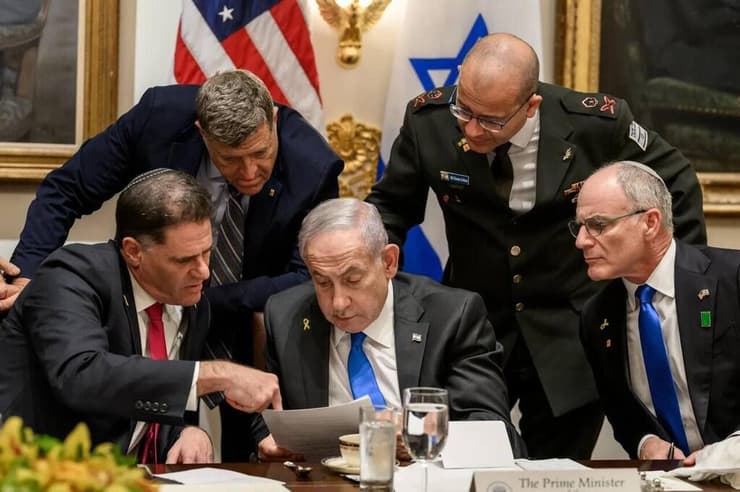 נתניהו בחדר הסגלגל. יום לאחר השיחה, טראמפ העניק לקטאר ערבויות ביטחוניות תקדימיות (צילום: the white house) נתניהו בדיונים בחדר הסגלגל, ארה"ב