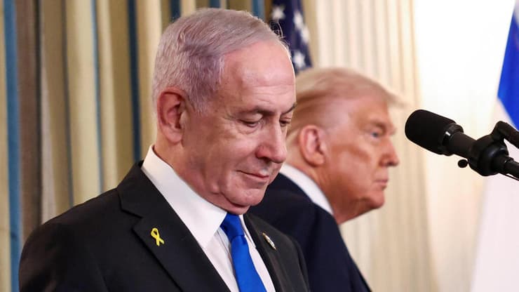 סביבת נתניהו: "מציגים כאילו הפרחים הם רק לטראמפ" (צילום: REUTERS/Kevin Lamarque) נתניהו וטראמפ במסיבת עיתונאים בבית הלבן