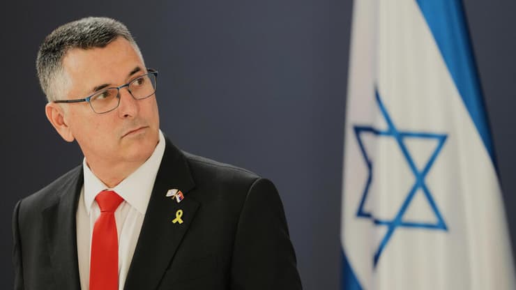 גדעון סער. מקורביו טענו כי "לא חתם על אי-ציות לבג"ץ" (צילום: AP Photo/Darko Vojinovic) גדעון סער נפגש עם מרקו ג׳וריץ׳