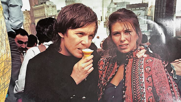 אלון אולארצ'יק עם רעייתו דיאנה בניו יורק, 1980 (צילום: אלבום פרטי) אלון אולארצ'יק עם רעייתו דיאנה בניו יורק, 1980