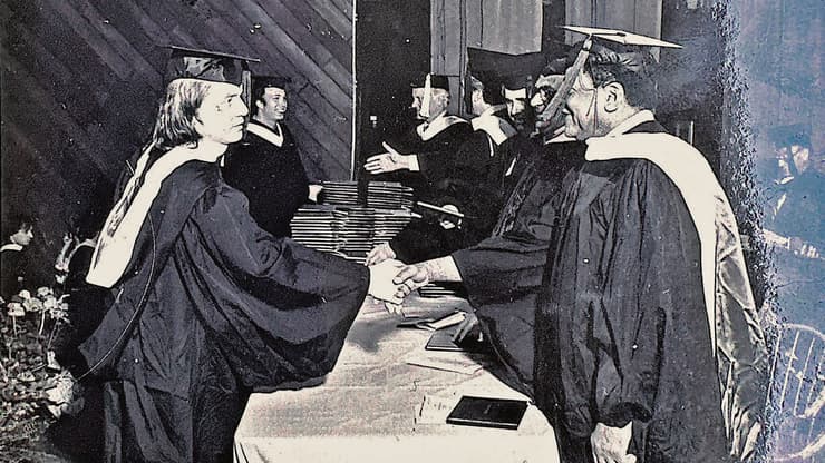 אלון אולארצ'יק מקבל תעודה מברקלי, 1979 (צילום: אלבום פרטי) אלון אולארצ'יק מקבל תעודה מברקלי, 1979