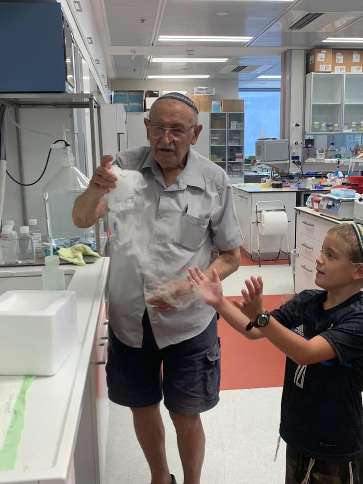 פרופ' מאיר וילצ'ק עם אחד מניניו במעבדה