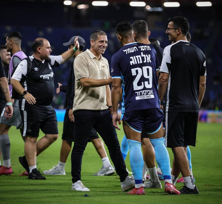 ועכשיו: הפועל ת"א ממתינה (צילום: עוז מועלם) שחקני באר שבע חוגגים