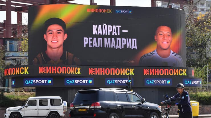 שלט באלמאטי לקראת המשחק