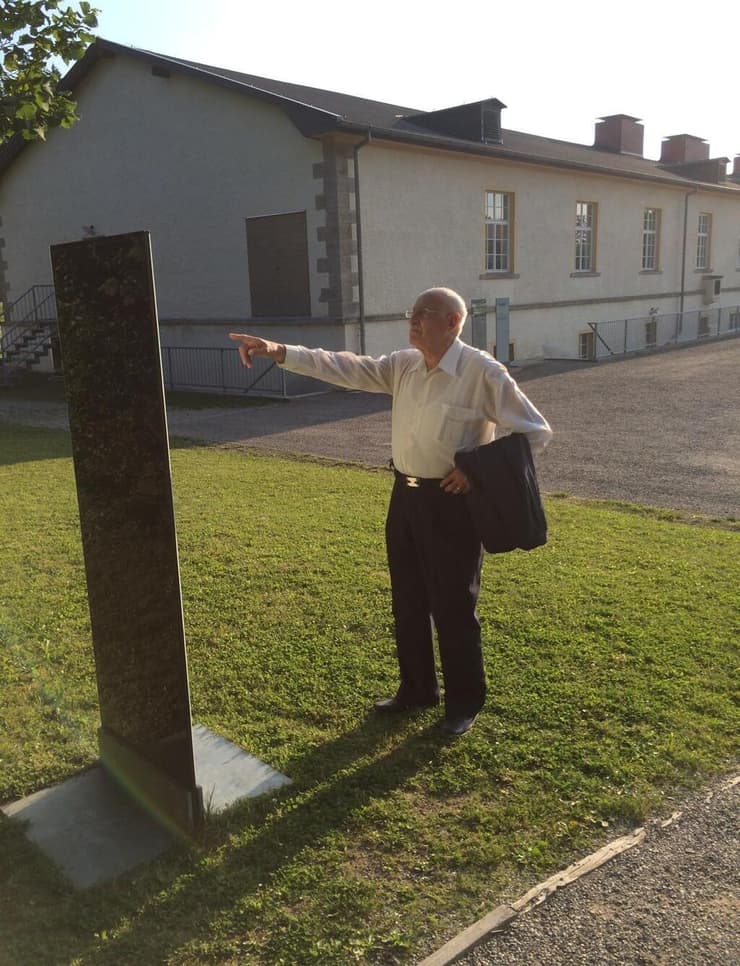 פרופ' מאיר וילצ'ק במחנה העבודה פלוסנברג בגרמניה שם נספה אביו בשואה