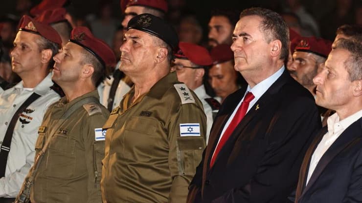 כ"ץ, זמיר ובלוט בטקס הזיכרון לחללי הצנחנים (צילום: מוטי קמחי ) שר הביטחון כ״ץ, הרמטכ״ל אייל זמיר ומפקד פיקוד מרכז אלוף אבי בלוט בטקס ההתייחדות עם זכר חללי הצנחנים