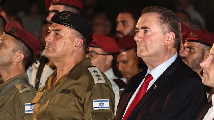 שר הביטחון כ״ץ, הרמטכ״ל אייל זמיר ומפקד פיקוד מרכז אלוף אבי בלוט בטקס ההתייחדות עם זכר חללי הצנחנים