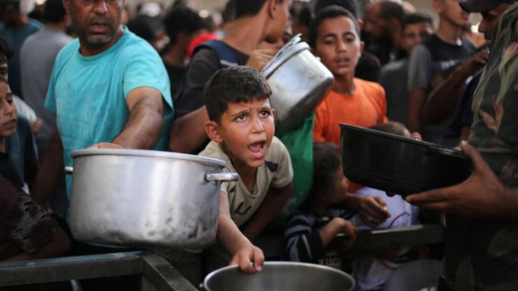 חלוקת מזון במחנה נוסייראת ברצועת עזה. ארכיון (צילום: Eyad BABA / AFP) נוסייראת