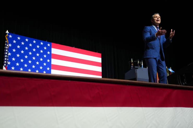 ארה"ב שר ההגנה פיט הגסת' כינוס מיוחד ל גנרלים