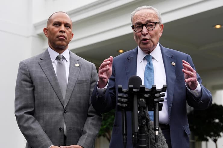 מנהיג המיעוט הדמוקרטי בבית הנבחרים האקים ג'פריס לצד מנהיג המיעוט הדמוקרטי בסנאט צ'אק שומר אחרי מפגש עם נשיא ארה"ב טראמפ בבית הלבן על חוק תקציב למניעת השבתת ממשל השבתה של הממשל ארה"ב