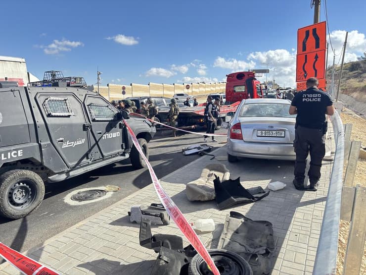 זירת הפיגוע (צילום: גיל יוחנן) צומת אל חאדר כביש המנהרות ליד ירושלים זירה פיגוע דריסה