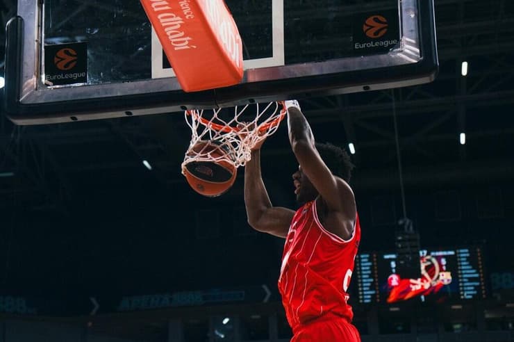 סנטר ברמה מאוד גבוהה. אוטורו (צילום: הפועל ת"א) שחקן הפועל ת"א דן אוטורו