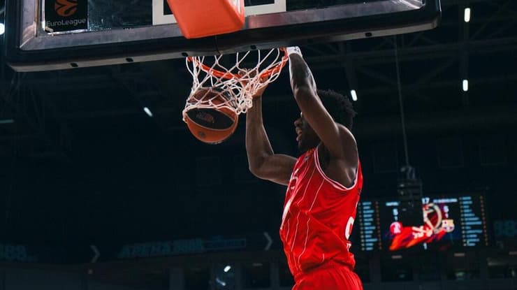 בכורה נהדרת. אוטורו (צילום: הפועל ת"א) שחקן הפועל ת"א דן אוטורו