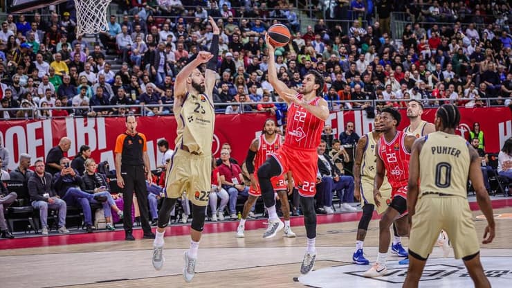 התעלה ברבע האחרון. מיציץ' (צילום: Yulian Todorov/Euroleague Basketball via Getty Images) ואסיליה מיציץ'