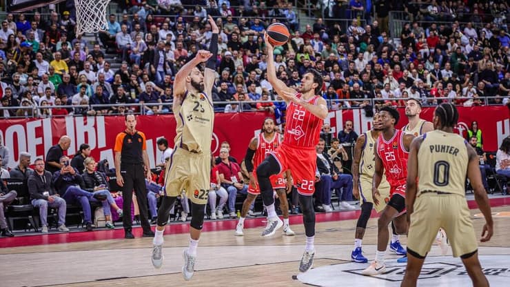 שלט במשחק ביד רמה. מיציץ' (צילום: Yulian Todorov/Euroleague Basketball via Getty Images) ואסיליה מיציץ'